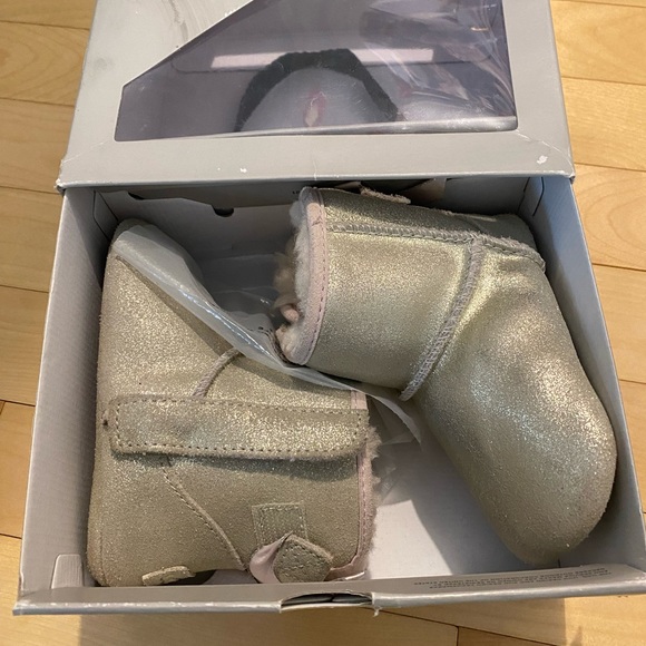 UGG INFANT JESSE BOW II BOOTS - METALLIC GOLD - Picture 3 of 10